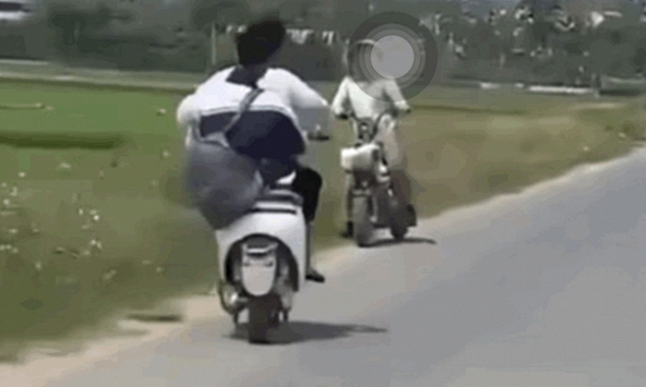 Thông tin mới vụ 2 nam sinh đánh võng, tông người phụ nữ ngã văng xuống đường ở Hà Nội