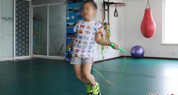 Bé gái 8 tuổi có kinh nguyệt sau 1 năm nhảy dây, bác sĩ cảnh báo: Chiều cao gần như 'chốt sổ', mẹ hối hận muộn màng