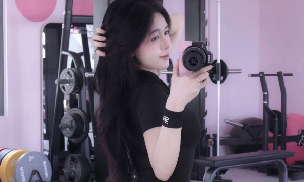 Cận cảnh nhan sắc cô nàng tự nhận 'nghiện check-in' phòng gym, tập là phụ, khoe đường cong mới là chính!