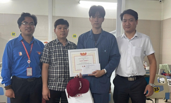 Đại học Bách khoa Hà Nội khen thưởng nam sinh dũng cảm cứu người trong vụ cháy tại Lĩnh Nam