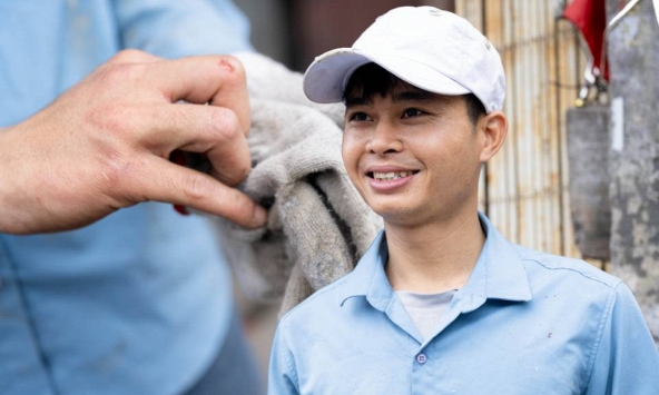 Danh tính người đàn ông phá mái tôn cứu người trong đám cháy rồi âm thầm rời đi: “Ông trời có mắt hết. Mình giúp được gì thì giúp thôi”