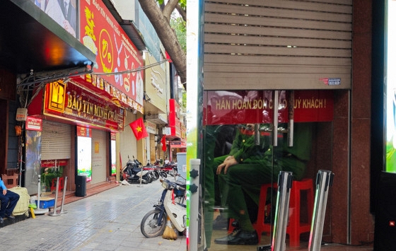 Cận cảnh cửa hàng Bảo Tín Minh Châu vào lúc này: Nhiều cảnh sát xuất hiện, nhiều thùng carton được thu giữ