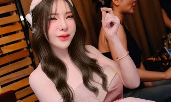 Nhận bằng Tiến sĩ, nữ DJ khiến tất cả ngỡ ngàng với trình độ học vấn