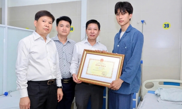 Bộ GD&ĐT khen thưởng đột xuất nam sinh Bách khoa dũng cảm cứu người trong vụ cháy ở Lĩnh Nam