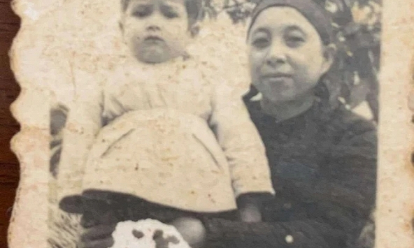 Cậu bé được mẹ ẵm trong bức ảnh giờ là tên tuổi đình đám showbiz Việt: Gia thế 'không phải dạng vừa', giờ dạy con khéo