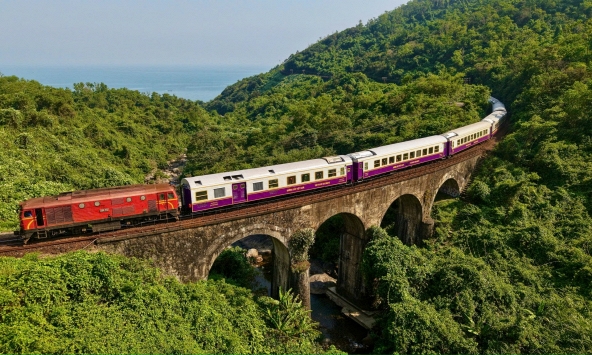 Chuyến tàu ‘xịn như khách sạn 5 sao’ mới nhất ở Việt Nam: Đi qua vịnh biển đẹp top 1 thế giới, giá chưa đến 200.000 đồng/người