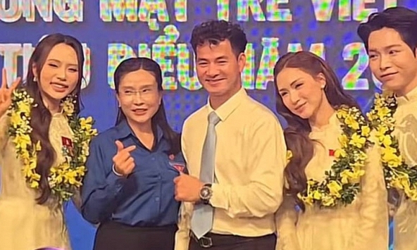 Khoảnh khắc 'chiếm spotlight”: Hòa Minzy - Đức Phúc - Phương Mỹ Chi đáng yêu bên Cục trưởng Xuân Bắc