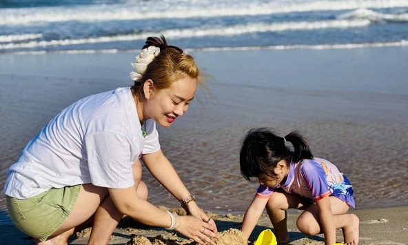 Mẹ đơn thân có 2 con riêng ngoại hình giản dị nhưng nam ca sĩ Việt vẫn si mê suốt 15 năm