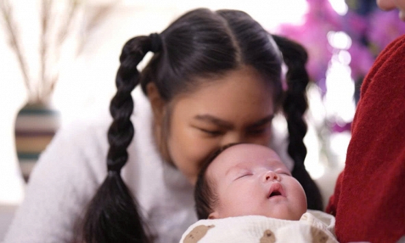 Người mẹ kiên cường và 'em bé hỗ trợ' mang sứ mệnh chữa bệnh hiếm cho chị gái