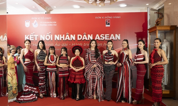 Nhà thiết kế Việt Hùng và các người đẹp quảng bá văn hóa Việt đến bạn bè ASEAN