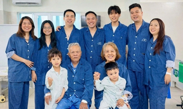 Bức ảnh 'phép màu' sau vụ cháy Lĩnh Nam: 7 người thoát nạn và những 'người hùng' không ai biết tên 