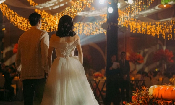 Chân dung cô gái Việt khiến con trai tỷ phú si mê, rước về bạch dinh 'siêu khủng', tình tứ không rời nhau nửa bước