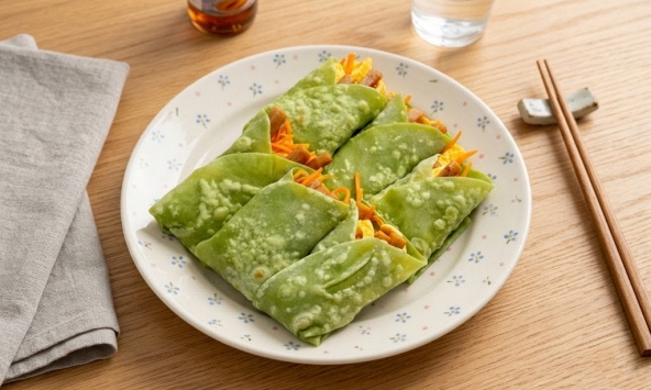 Đừng chỉ luộc hay xào, cải bó xôi đem nhào bột làm bánh cuộn mềm này, sáng ra 5 phút là cả nhà có bữa sáng no nê trọn vị