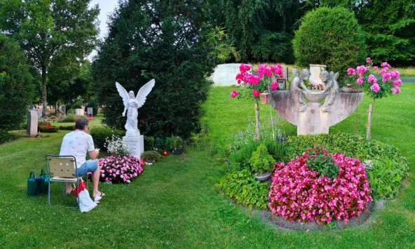 Lạc vào nghĩa trang Thụy Sĩ đẹp như 'vườn tiên'