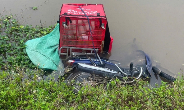 Phát hiện thi thể nam shipper cùng xe máy dưới mương ở Ninh Bình: Danh tính nạn nhân