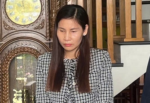 Thi hành lệnh khám xét, bắt tạm giam Mai Thị Minh