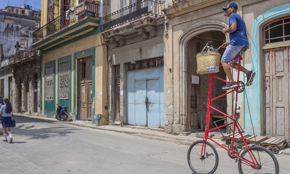 Cạn xăng triền miên, đường phố Cuba như 'xuyên không' khi phương tiện tưởng đã biến mất đồng loạt trở lại