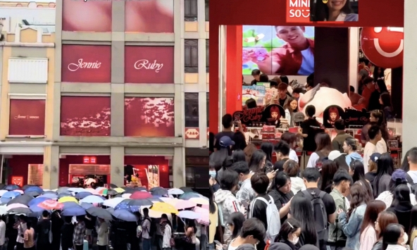 Đông đúc cảnh tượng giành giật đồ Jennie ở MINISO: Khách xếp hàng dài 3 con đường, đội mưa chờ 6 tiếng