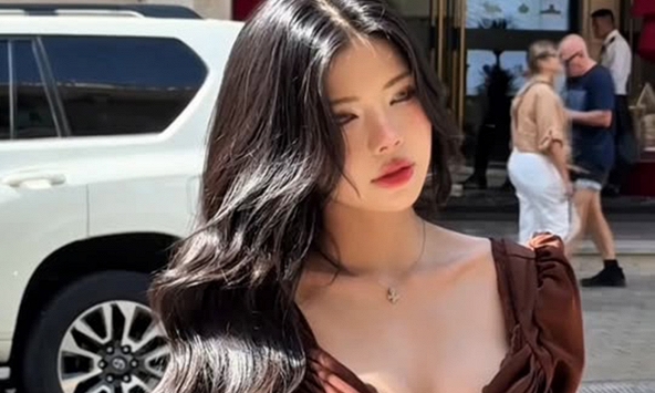 Mai Dora thả dáng giữa phố, diện váy trễ vai khiến anh em game thủ 'tròn mắt'