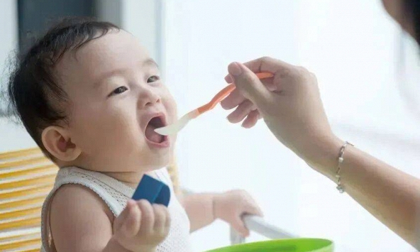 Một câu nói của bà nội khiến người mẹ trẻ đi làm “vỡ tan”: Ai thực sự thấu hiểu nỗi nhọc nhằn của những bà mẹ thời hiện đại?