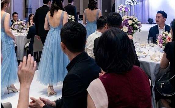 Tái hôn, người phụ nữ bị chồng cũ phát 'video kỷ niệm' ngay trong đám cưới, phản ứng của chồng mới mới sốc