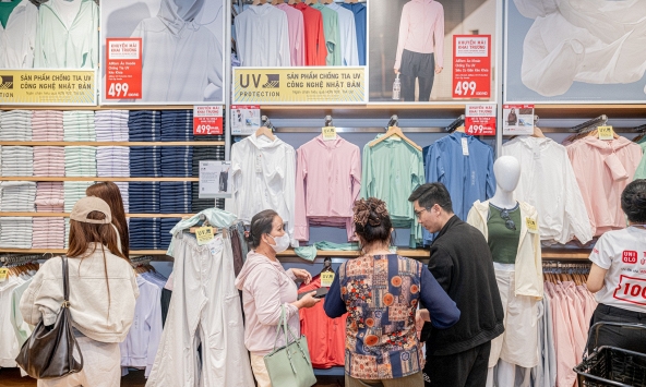 Thêm một “điểm đến shopping” mới ở Hà Nội: UNIQLO Hanoi Centre vừa mở đã đón hàng trăm khách