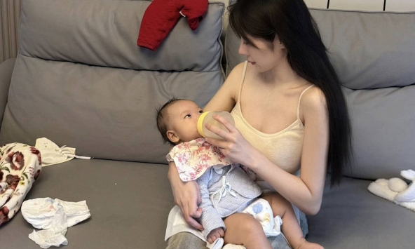 “Tự do sữa mẹ” nhìn thì nhẹ nhàng, nhưng phía sau là những đêm mẹ thức trắng