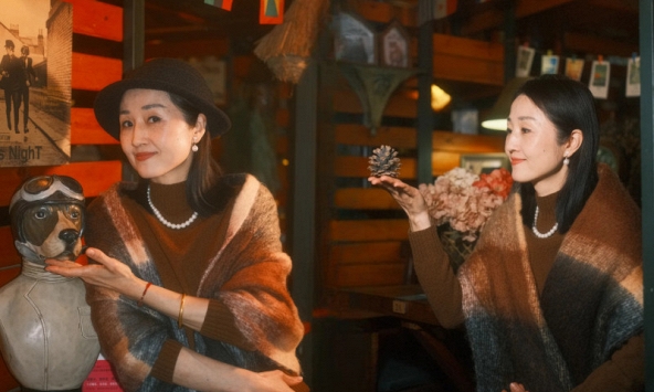 50 tuổi về hưu sớm mà sao lại hạnh phúc hơn cả tuổi trẻ? Lý do chỉ nằm ở… ly cà phê và ánh đèn vàng