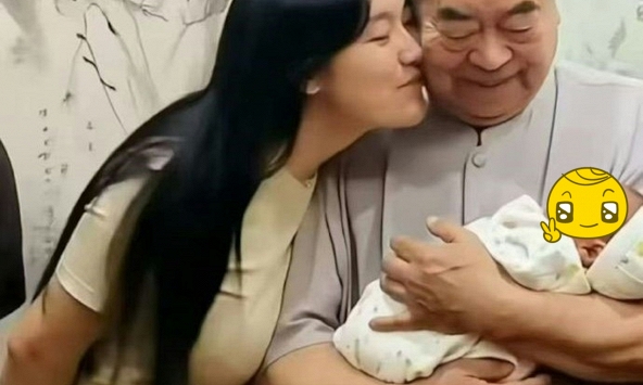 Nữ trợ lý lấy ông chủ lớn hơn 50 tuổi, sinh con trai đầu lòng, được giao toàn quyền quản lý tài sản là ai?