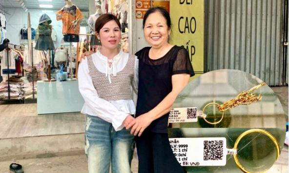 Phát hiện 2 nhẫn tròn, dây chuyền vàng 9999 trước cửa nhà, cụ bà SN 1957 trình báo công an truy tìm