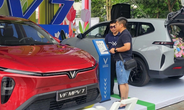 Xe gia đình VF MPV 7 gây sốt, khách lái thử tấm tắc khen 'ngon' hơn xe xăng cùng tầm giá