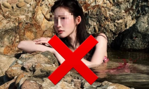 Ăn mặc phản cảm chụp ảnh ở nơi không phù hợp, nữ ca sĩ khiến CĐM bức xúc