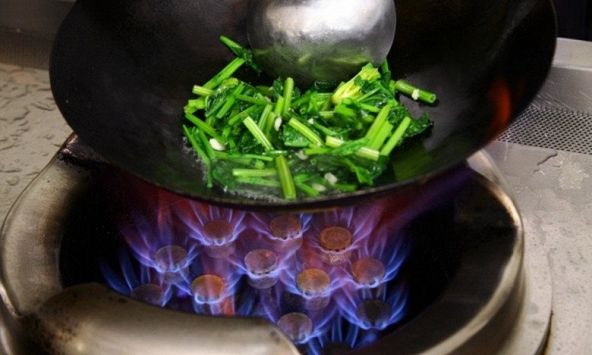 Dầu ô liu phải 'chịu thua' loại dầu này khi nấu món xào, bác sĩ nghiêm mặt: 3 loại dầu này ĐỪNG BAO GIỜ dùng!