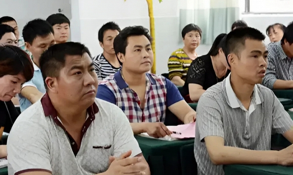 Người bố công nhân ở Hà Nội than thở chuyện con trai, 1 người hỏi ngược: 'Mỗi tối anh có ngủ ngon không? Anh ăn ngon không?'