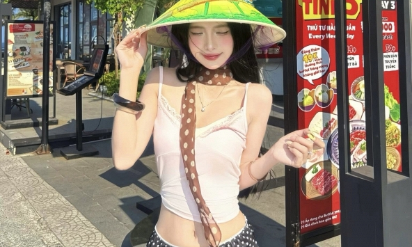 'Thánh check-in' cà phê gây sốt khi thả dáng phố biển, visual cực phẩm chấp làm netizen 'mất ngủ'