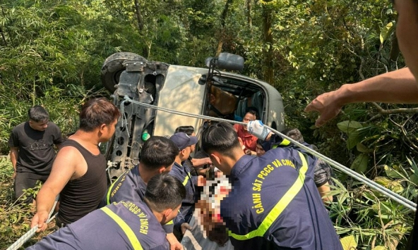 Vụ xe khách chở đoàn nhân viên ngân hàng lao xuống vực: Chiếc xe không bị rơi sâu nhờ yếu tố nào?