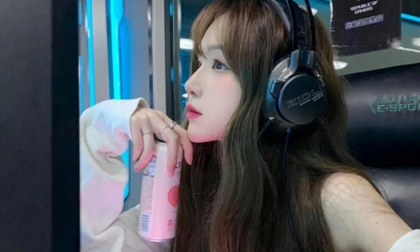 1800 ngày chơi game bằng chân, cơ thể nữ streamer biến dạng kinh hoàng