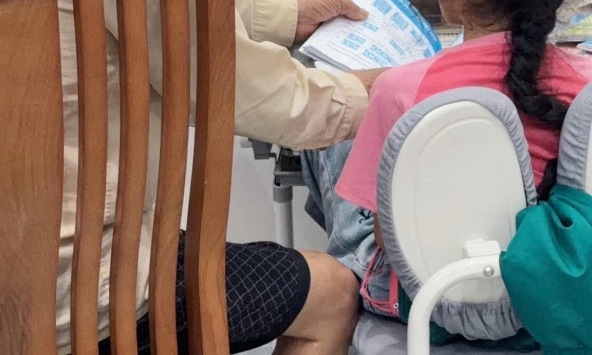 Bố chồng U80 chăm con riêng của con dâu tận tâm, 1 tay lo hết: Cổ tích có lẽ cũng chỉ đến thế này thôi!