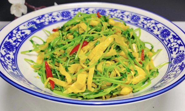 Chỉ cần chần và đảo đều là bạn đã có món ăn tươi ngon, giòn tan, lành mạnh lại bổ gan, giải độc cơ thể