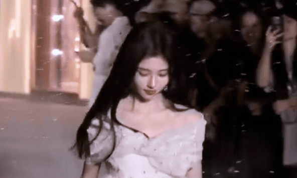 Từ 'giai nhân 4000 năm' thành 'mỹ nữ vướng thuế': Cúc Tịnh Y chụp 2 bộ hình đã kiếm 78 tỷ, mỗi lần đăng MXH là có 1 chiếc ô tô