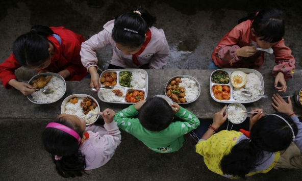 Con tôi đang ăn gì ở trường?