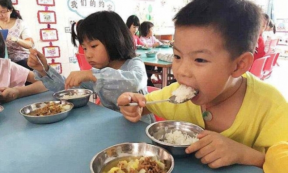 Dặn con bí mật chụp ảnh bữa ăn bán trú, bà mẹ tá hoả khi xem ảnh: Thế cũng xứng gọi là 'cơm trưa' sao?