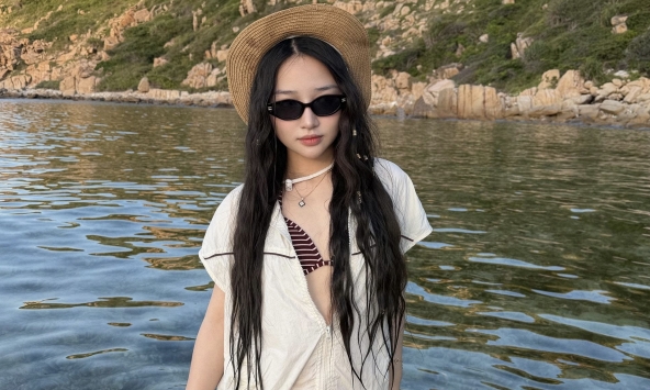 Hoa Xuka đi biển với trang phục 'nửa kín nửa hở', fan thấp thỏm, đứng ngồi không yên, chờ đợi 'full album'