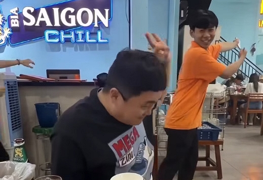 Không nói tiếng Việt hay Google dịch, khách Hàn làm 1 hành động lạ khiến nhân viên lập tức hiểu ý: 90.000 người xem xong phải “há hốc”