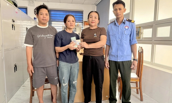 Phát hiện cọc tiền có hàng loạt tờ 500K nằm chơ vơ trước cổng bệnh viện