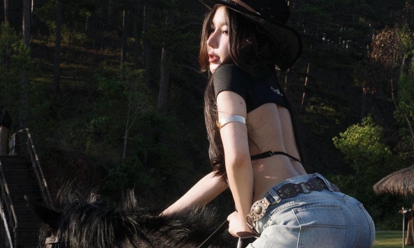 Trổ tài 'cưỡi ngựa', hot girl xinh đẹp khiến triệu anh em 'đứng hình'