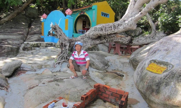 Việt Nam còn có một Giếng Tiên nữa mang tên vua, sát biển nhưng nước ngọt: Du khách đến thường làm 1 việc