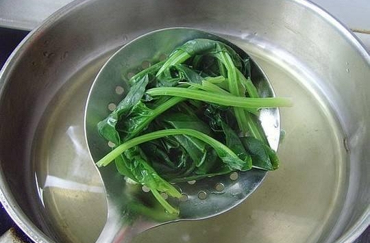 6 thực phẩm 'phá thận' hơn bia rượu nhưng quen thuộc trên bàn ăn: 1 loại rau ai cũng tưởng tốt cũng không thoát 'tội'