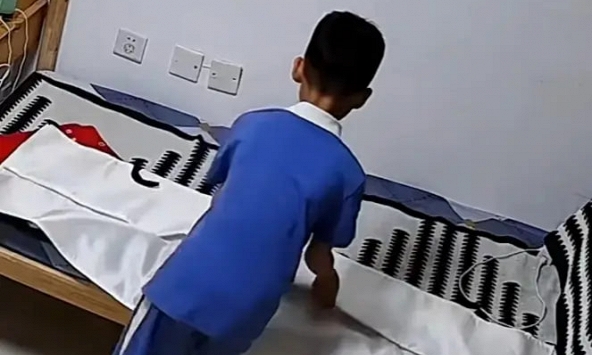 Bé trai bị 'kim vô hình' từ 1 chiếc chăn đâm khắp người, cha mẹ hoảng loạn, gỡ mãi không hết