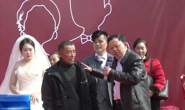 Bố vợ trả lại 700 triệu đồng sính lễ ngay trong đám cưới, chú rể đem tiền làm 1 việc khiến nhiều người bất ngờ